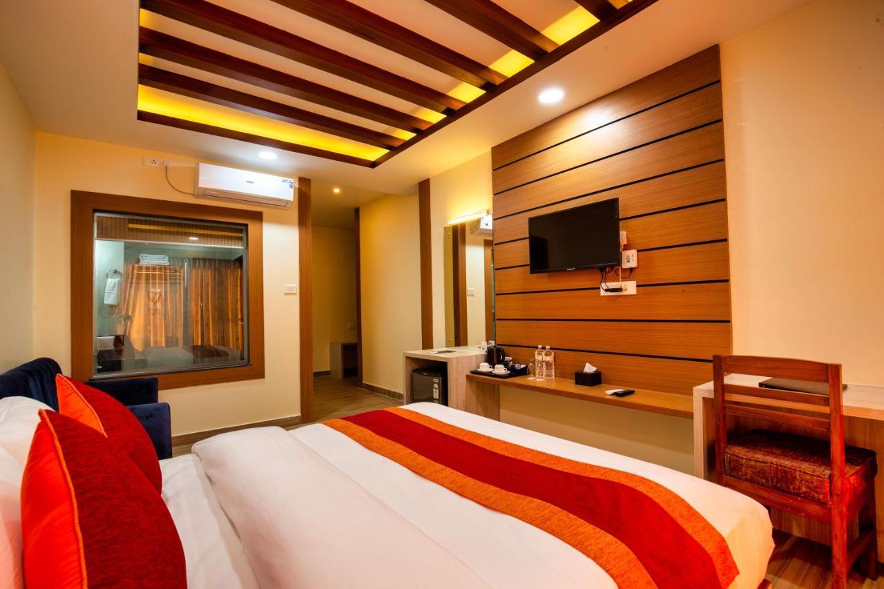 Chitwan Mid Town Resort Bharatpur  Ngoại thất bức ảnh